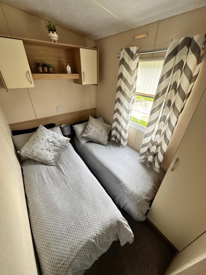 6 Berth Caravan On Marine Holiday Park Hotel Rhyl Bagian luar foto